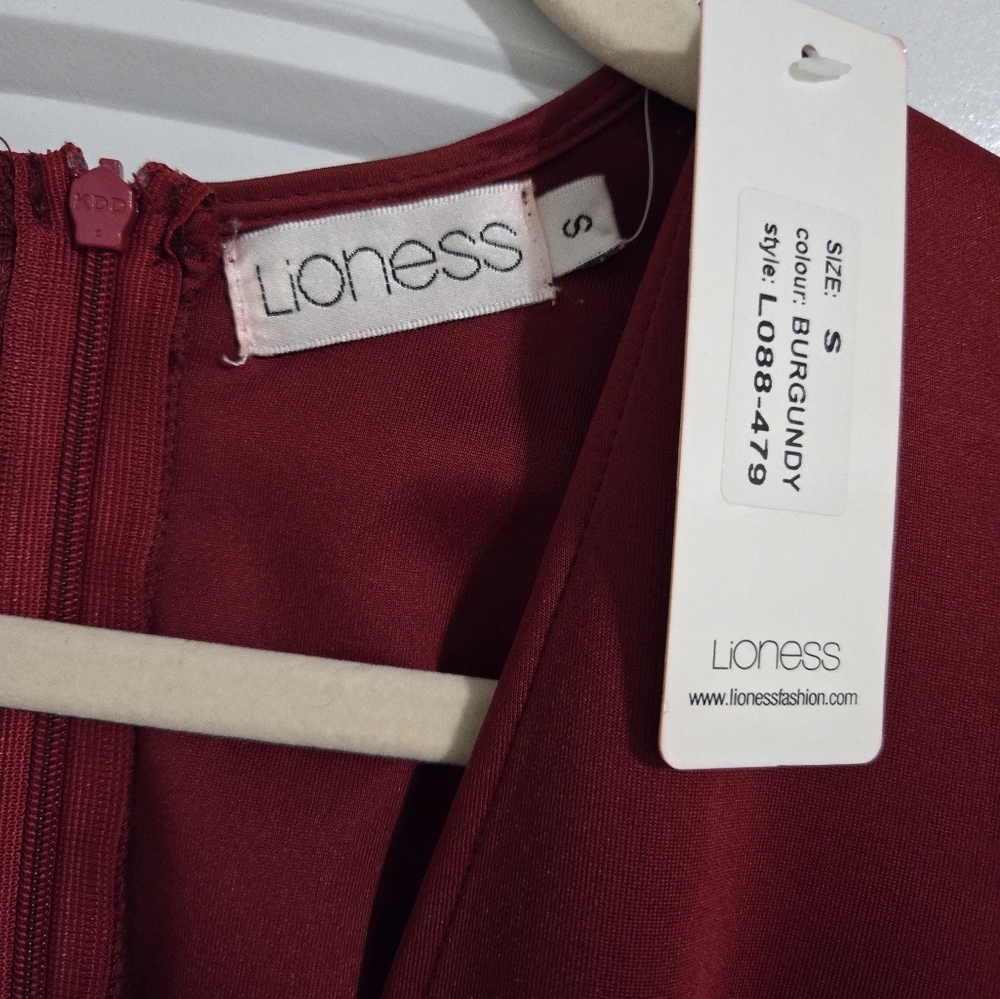 Lioness Deep V One Piece Burgandy Sz S NWT - Picture 4 of 6